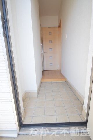 物件内観写真9　(収納もある玄関です)