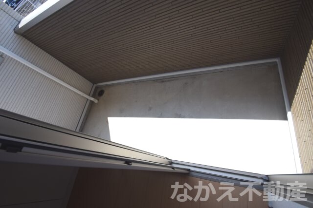 物件内観写真10　(開放的で明るい空間を演出してくれるバルコニーです)