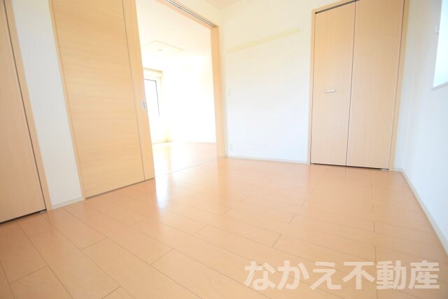 物件内観写真15　(広くて明るい寝室)