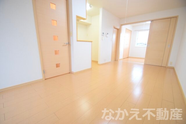 物件内観写真3　(こちらの居間で趣味の時間をお楽しみください)