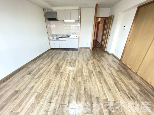 物件内観写真2　(こちらの居間で趣味の時間をお楽しみください)