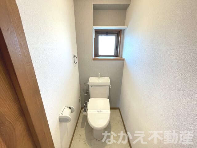 物件内観写真7　(落ち着いた色調のトイレです)