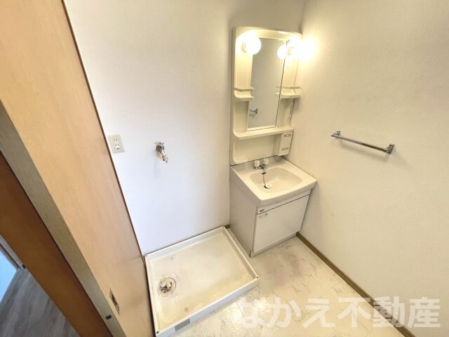 物件内観写真8　(明るい洗面所です)