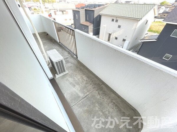 バルコニー(開放的で明るい空間を演出してくれるバルコニーです)