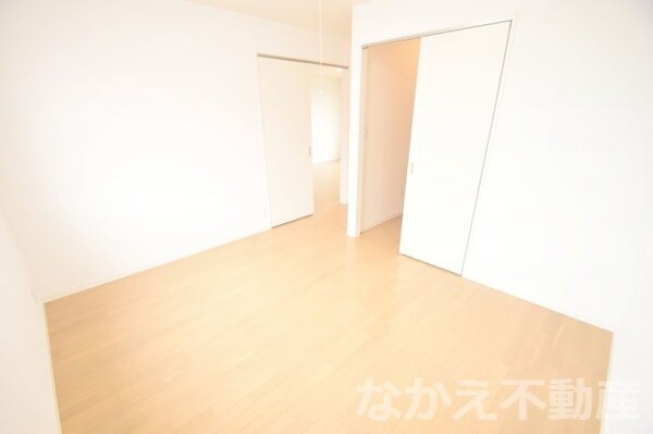 寝室(落ち着いた色調の寝室です)