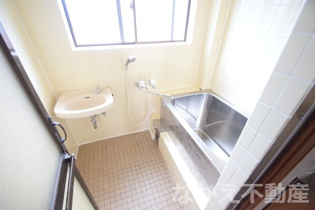 物件内観写真6　(日々の疲れを癒すお風呂付です)