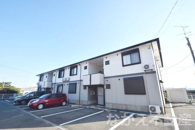 物件外観写真1　(外観は落ち着いています)