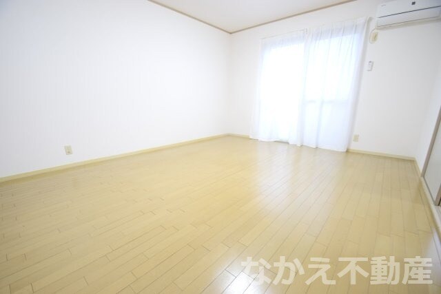 物件内観写真3　(おしゃれな居間です)