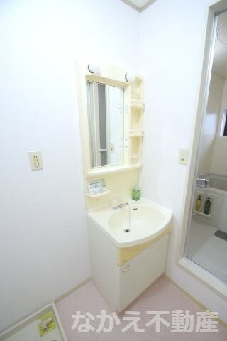 物件内観写真8　(明るい洗面所です)