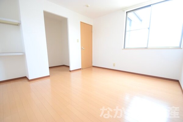 寝室(落ち着いて過ごせるお部屋なので、寝室にいかがでしょうか)