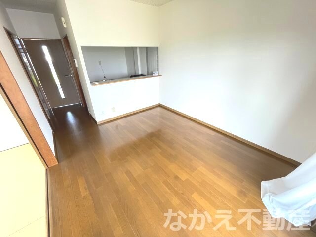 物件内観写真2　(おしゃれな居間です)