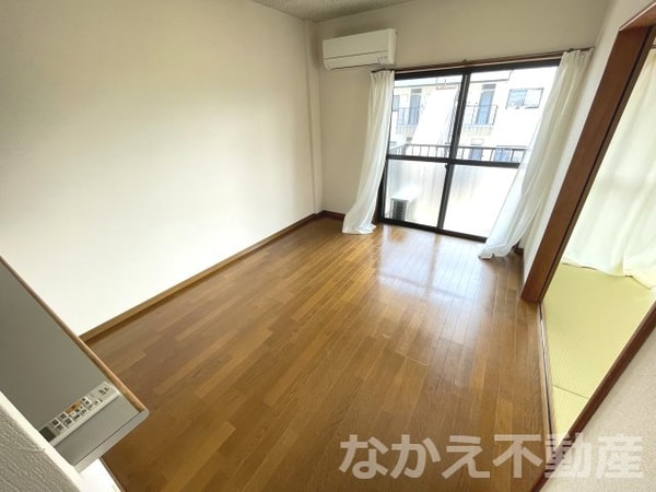 居室(こちらの居間で趣味の時間をお楽しみください)
