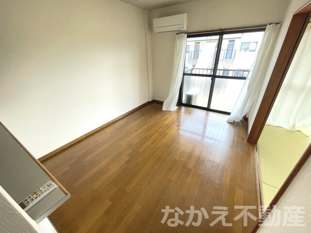 物件内観写真3　(こちらの居間で趣味の時間をお楽しみください)