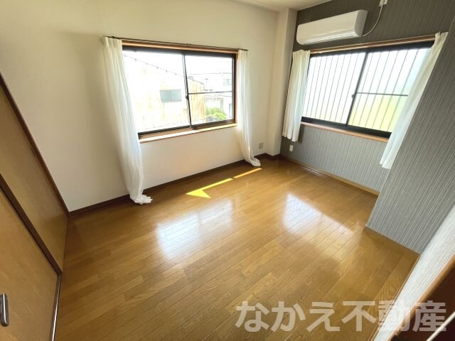 物件内観写真4　(落ち着いた色調の寝室です)