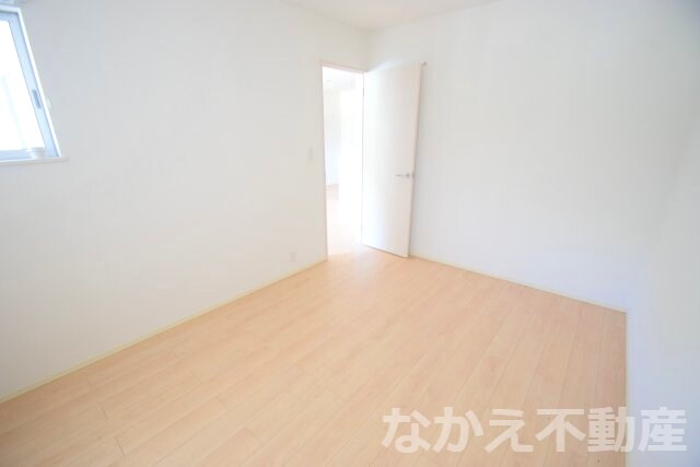 物件内観写真4　(落ち着いた色調の寝室です)