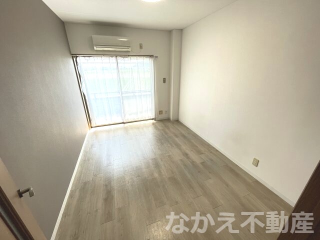 物件内観写真3　(広くて明るい寝室)