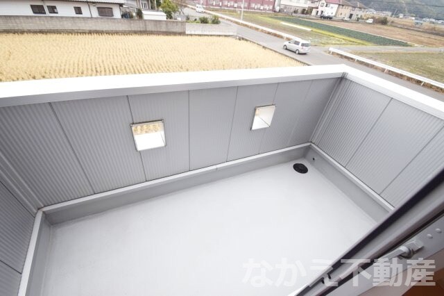 物件内観写真12　(広々としたバルコニーです)