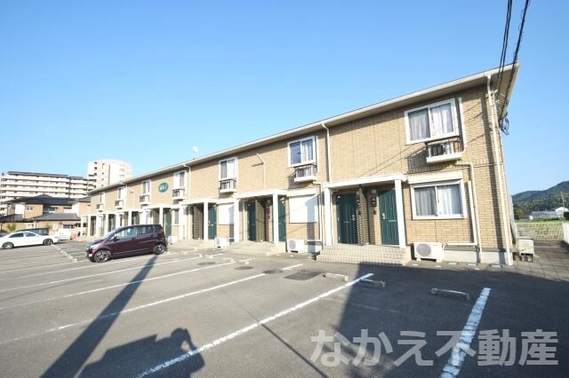 物件外観写真1　(外観は落ち着いています)