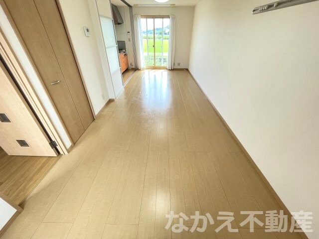 物件内観写真4　(開放的な寝室です)