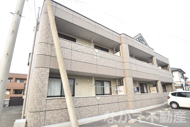 物件外観写真1　(外観は落ち着いています)