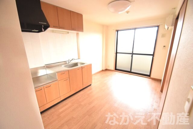 物件内観写真2　(ゆったりとしたリビングです)