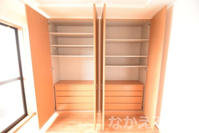 物件内観写真10　(大きなスペースがあり、収納には困りません)