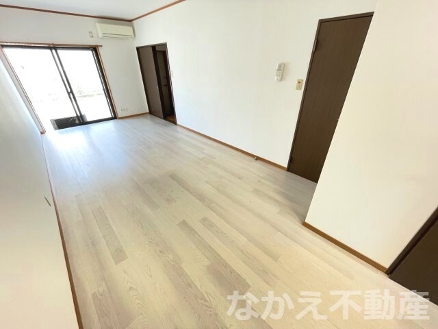 物件内観写真12　(ゆったりとしたリビングです)