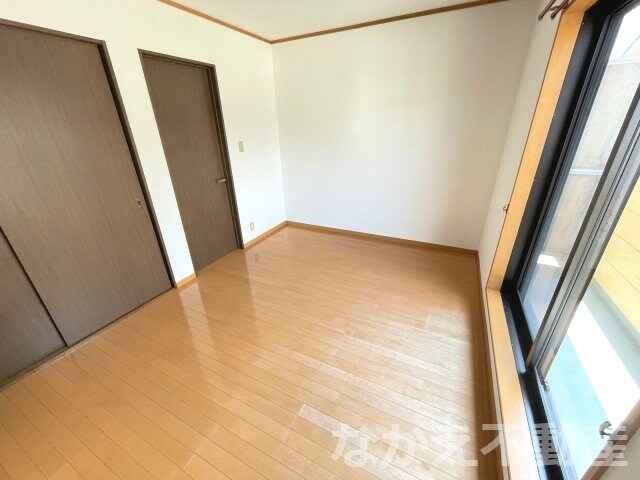 物件内観写真14　(開放的な寝室です)