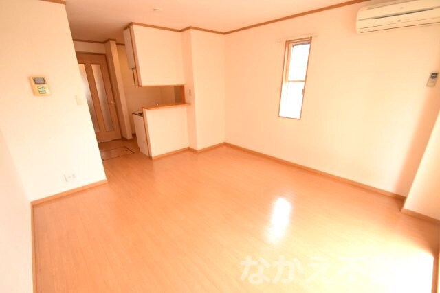 物件内観写真4　(落ち着いた色調の洋室です)