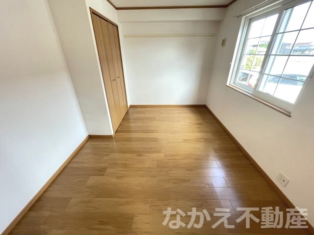 物件内観写真14　(開放的な寝室です)