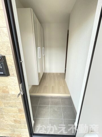 物件内観写真8　(明るい玄関です)