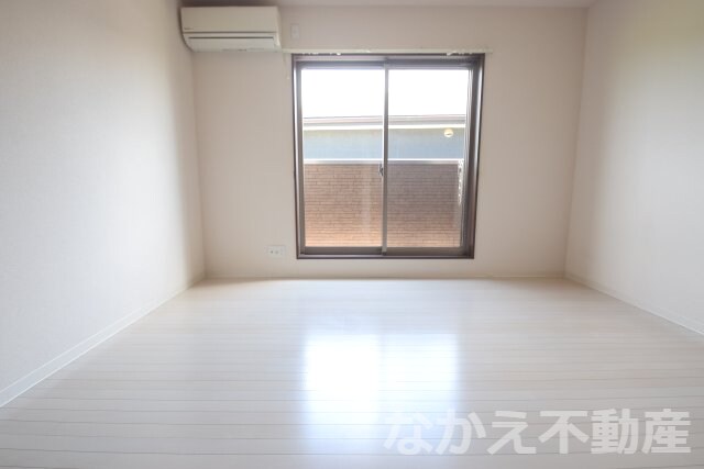 物件内観写真5　(明るい洋室です)