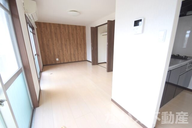 物件内観写真3　(こちらの居間で趣味の時間をお楽しみください)