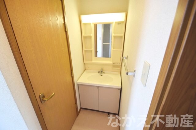 物件内観写真8　(広い洗面スペース)