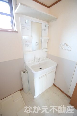 物件内観写真8　(明るい洗面所です)