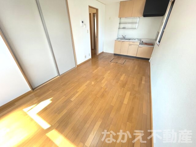 物件内観写真2　(こちらのリビングで趣味の時間をお楽しみください)