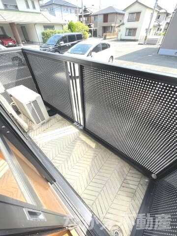 物件内観写真9　(開放的で明るい空間を演出してくれるバルコニーです)