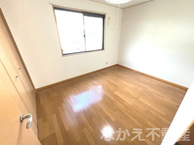 物件内観写真10　(落ち着いた色調の寝室です)