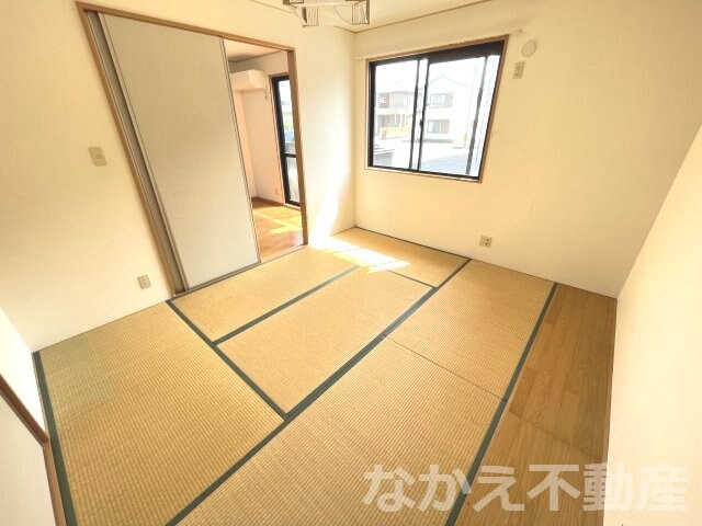 物件内観写真14　(落ち着いた色調の寝室です)