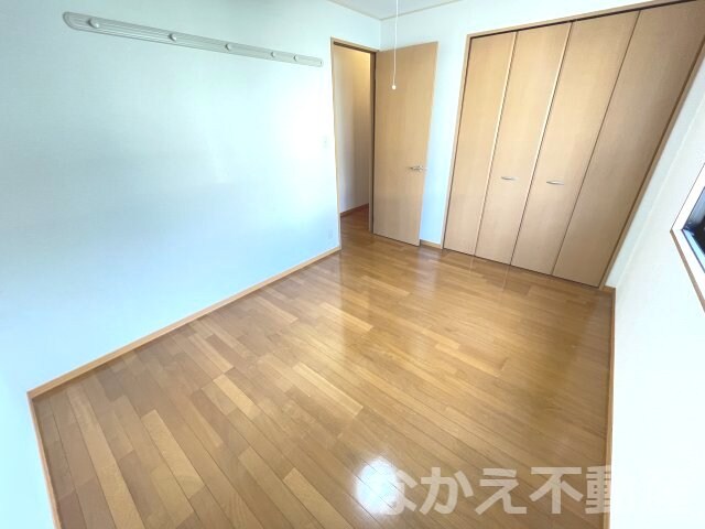 物件内観写真15　(落ち着いた色調の寝室です)