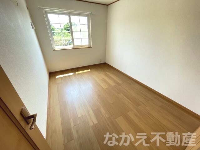 物件内観写真5　(開放的な寝室です)