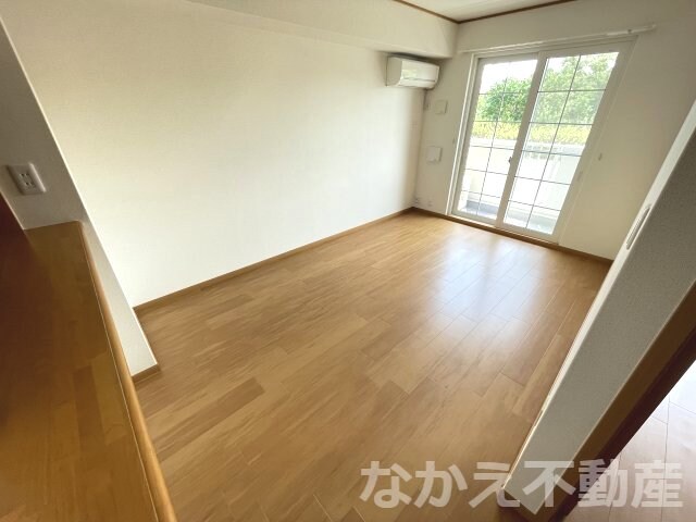 物件内観写真6　(広くて明るい寝室)