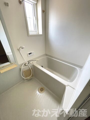 物件内観写真7　(日々の疲れを癒すお風呂付です)