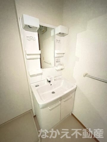 物件内観写真9　(ゆったりとスペースのある洗面所)