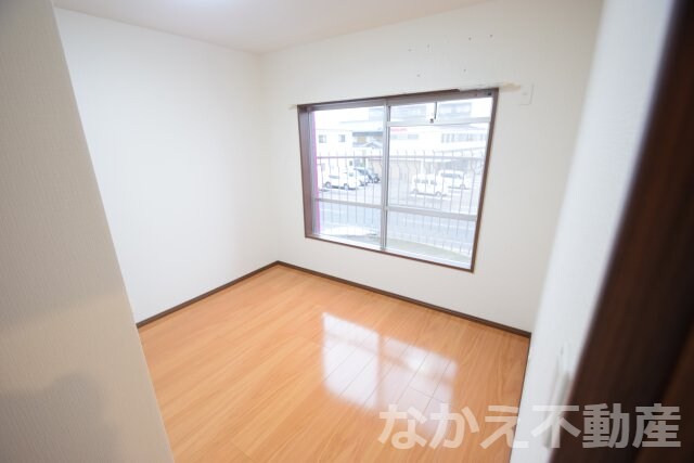 物件内観写真15　(広くて明るい寝室)