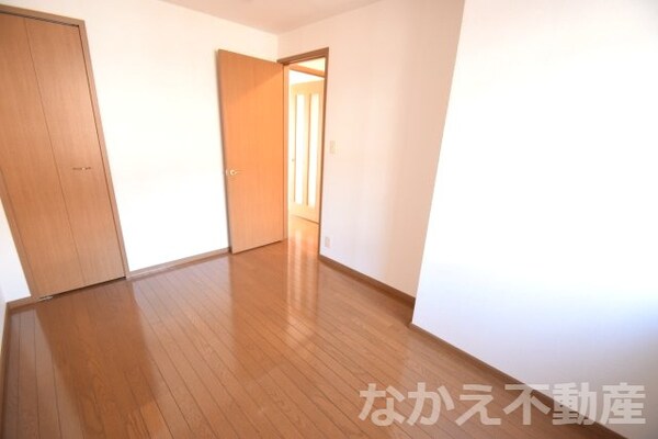 寝室(広くて明るい寝室)