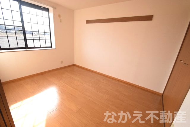 物件内観写真14　(開放的な寝室です)