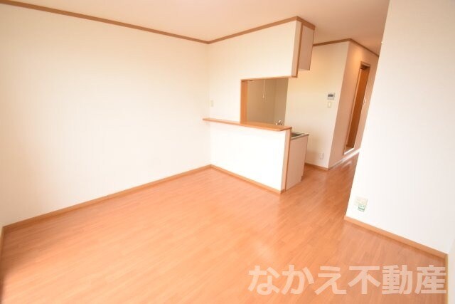 物件内観写真4　(広くて明るい寝室)