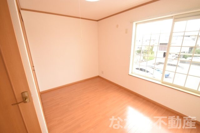 物件内観写真5　(落ち着いた色調の寝室です)