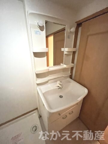 物件内観写真8　(明るい洗面所です)